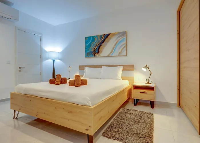 Modern Gem Steps To Valletta Ferry By Buena Vista * سليمة